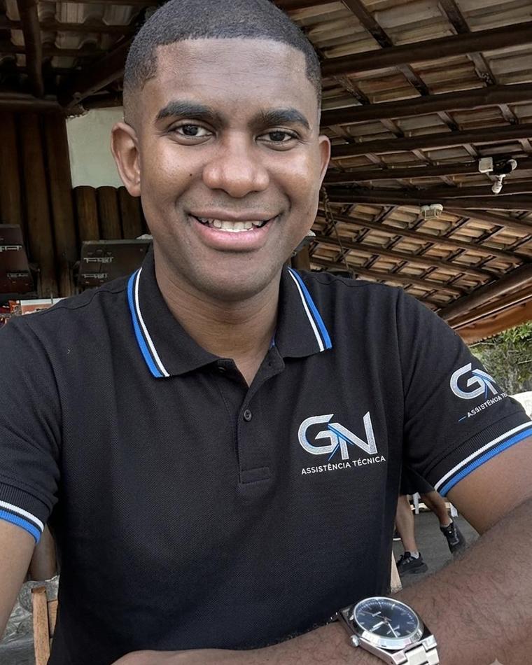 Gabriel Nathan, responsável pela GN Assistência Técnica, de camisa polo preta com o logo da GN