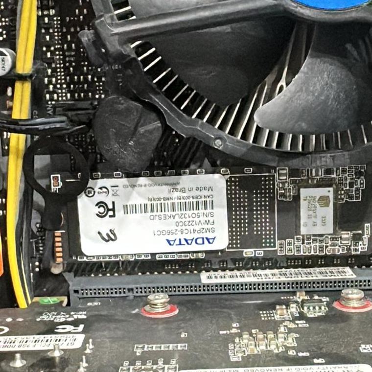 SSD M.2 instalado no slot da placa-mãe, ao lado do cooler do processador